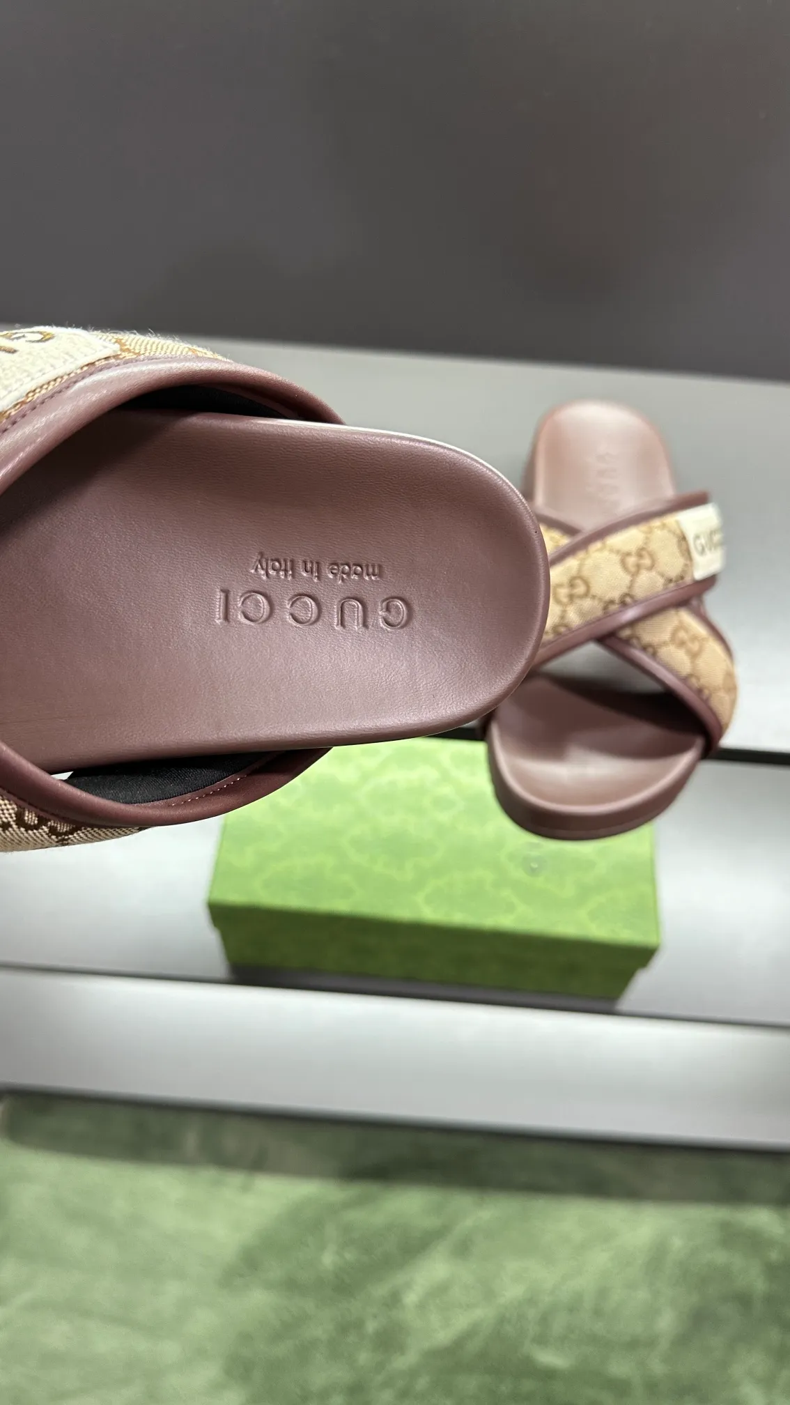 [G Family Couple Style] P: 300💰Female size 36~40 Men's size 39~45, (46. Custom-made Unisex GG slippers This slipper is made of GG polyester fiber and is decorated with a Gucci label on the front, adding a striking logo feel to the style. Beige GG recycled polyester fiber Unisex leather trim "Gucci Made in Italy" embroidered label Rubber sole Flat Made in Italy
